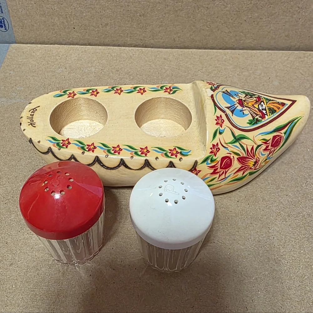 Vtg Holland Shoe With Salt Pepper Shaker Set #223